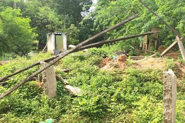 life of 3 girls living under a tree without a home