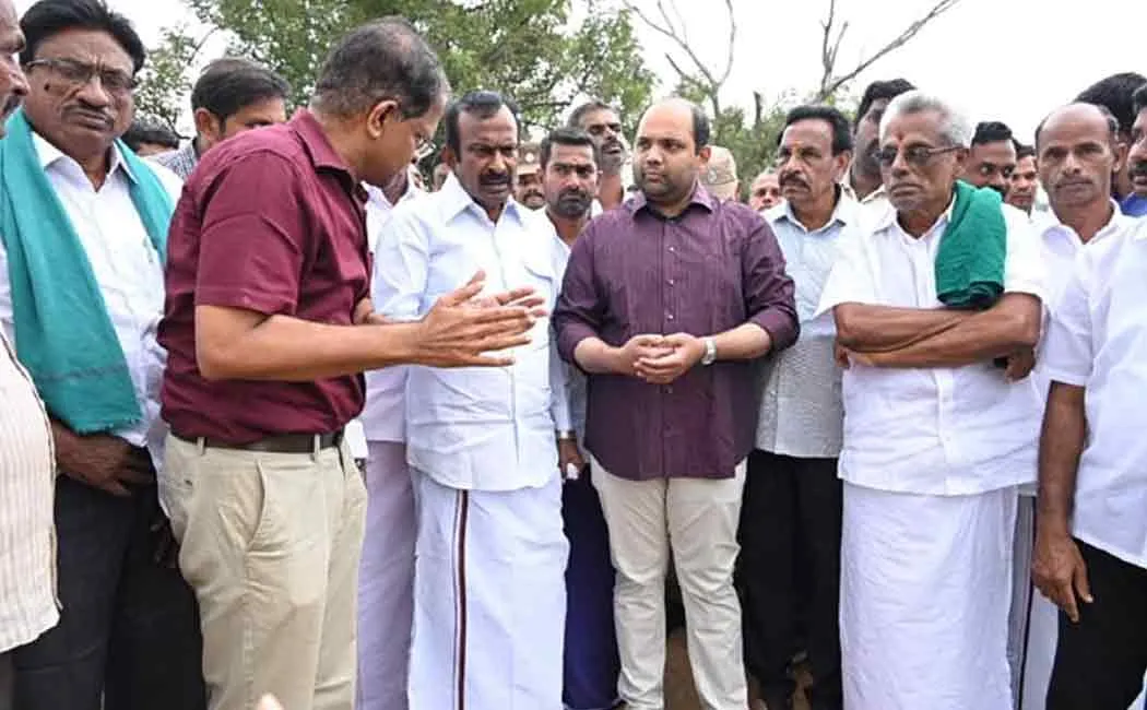 Because of the broken channel... and the minister who immediately came to the field...!