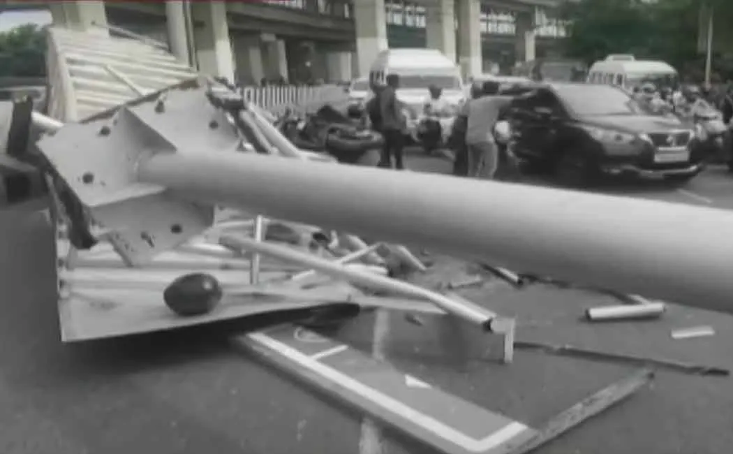 One killed as signpost falls near Kathippara
