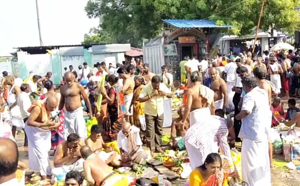 people perform tarpan trichy srirangam 