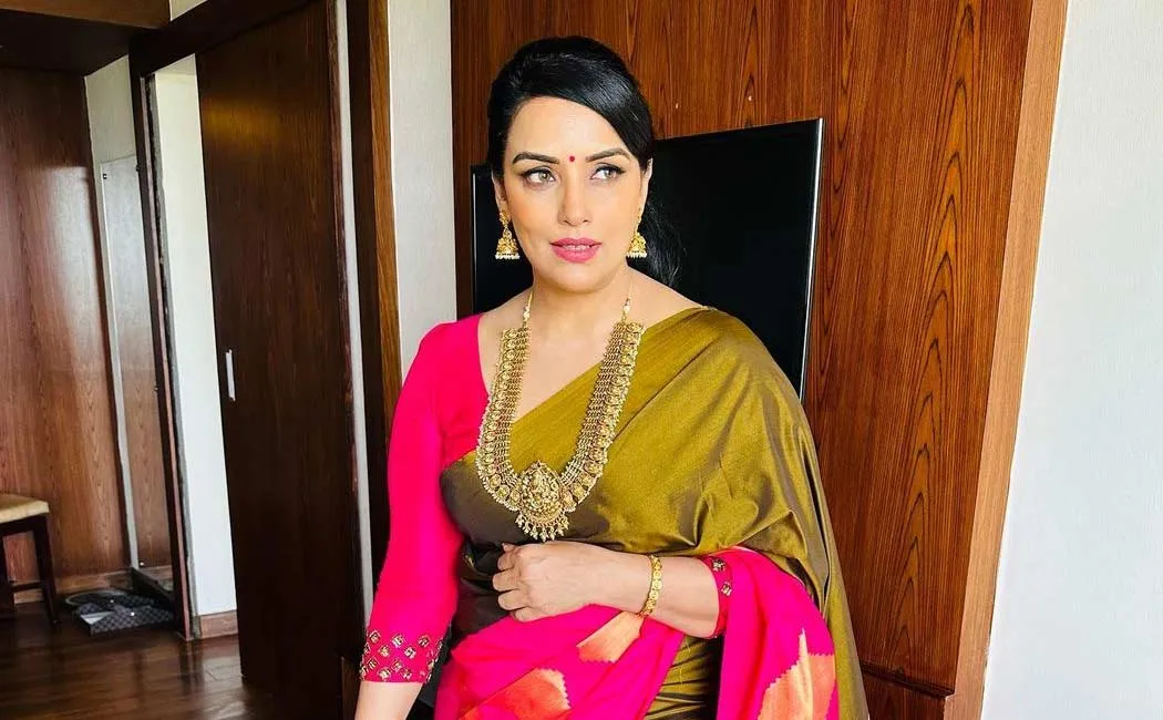 actress shwetha menon complaint against online money laundering group 