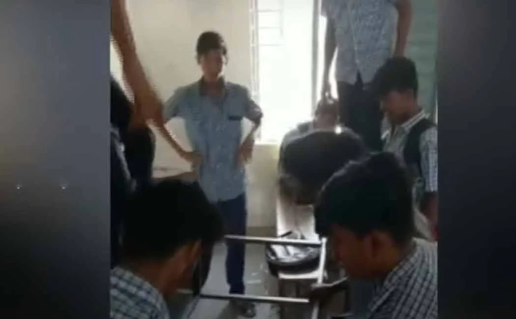 10 Students who damaged school desks suspended 
