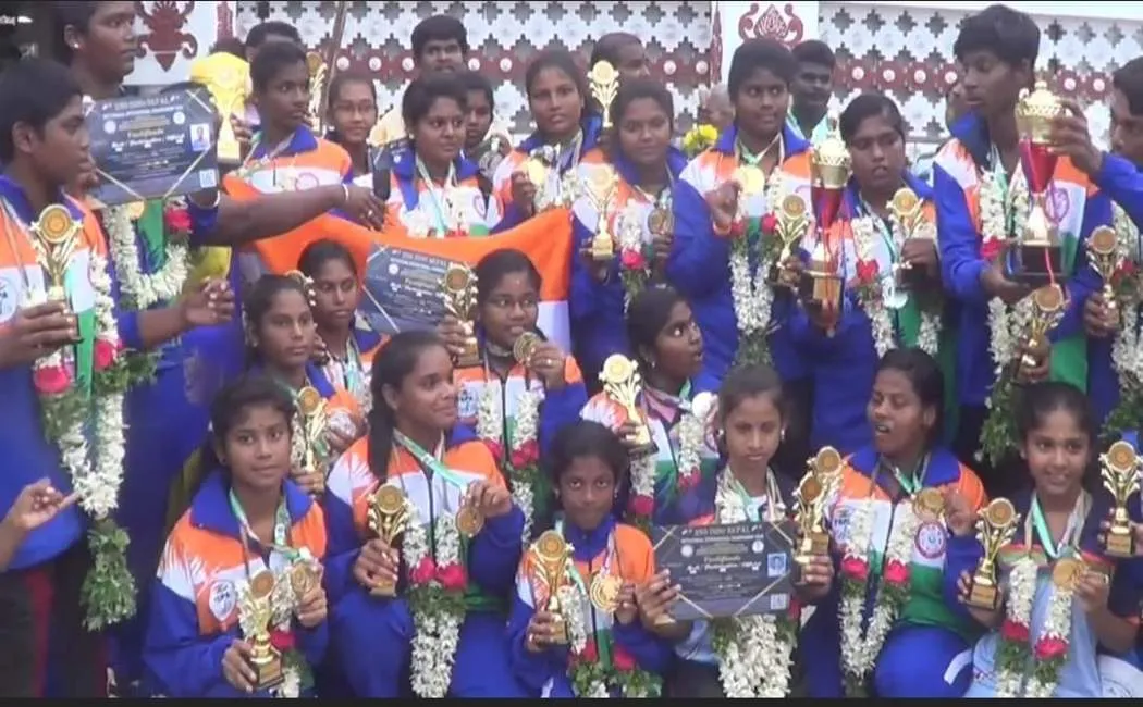 An enthusiastic welcome to the players who returned home after collecting medals in international games!