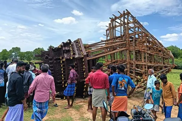 One lost life, 5 injured as chariot falls in Pudukkottai