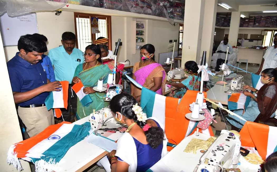 trichy District Collector inspected work making national flag