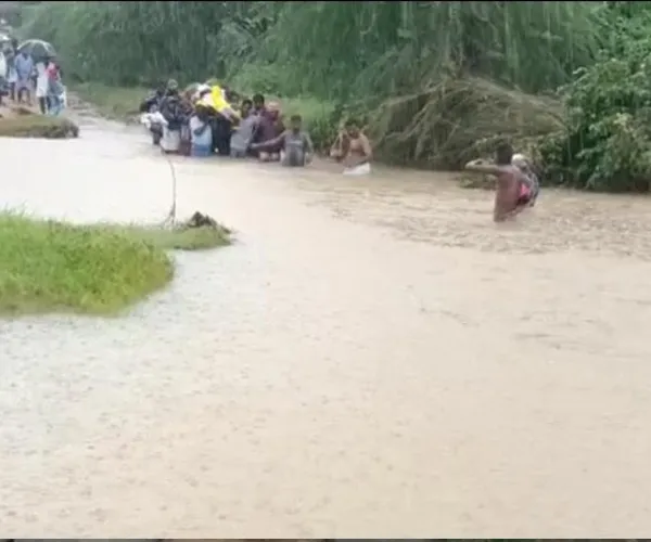 People walked through waist-deep water river bridge broke