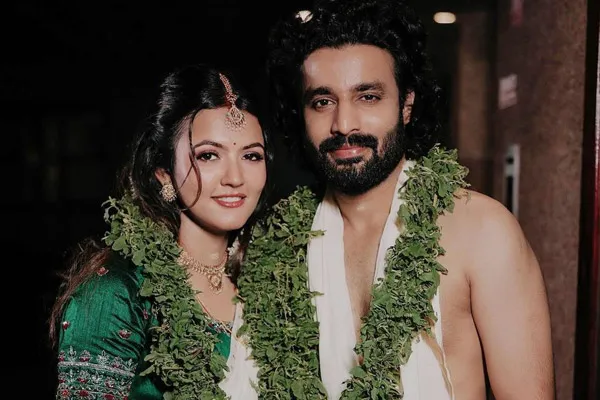 aparna das married to actor deepak parambol
