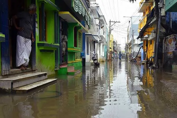 Floodwaters surround southern districts
