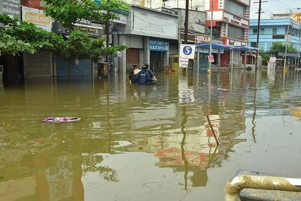 Floodwaters surround southern districts