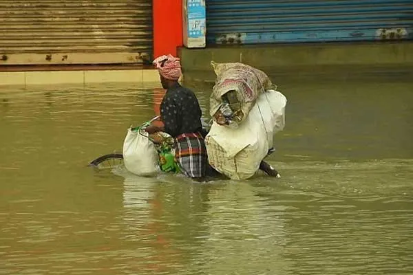 Floodwaters surround southern districts