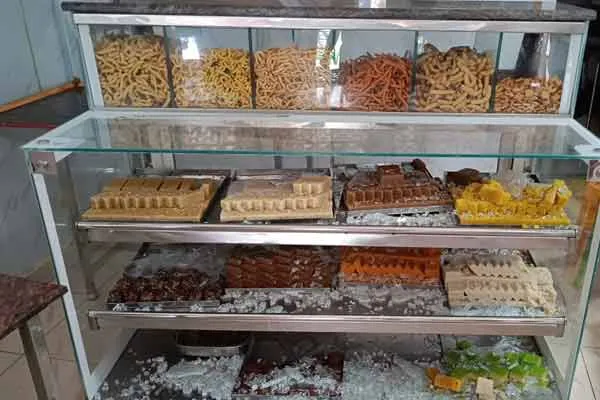 Mysterious person who broke the bakery asking for sweets without money