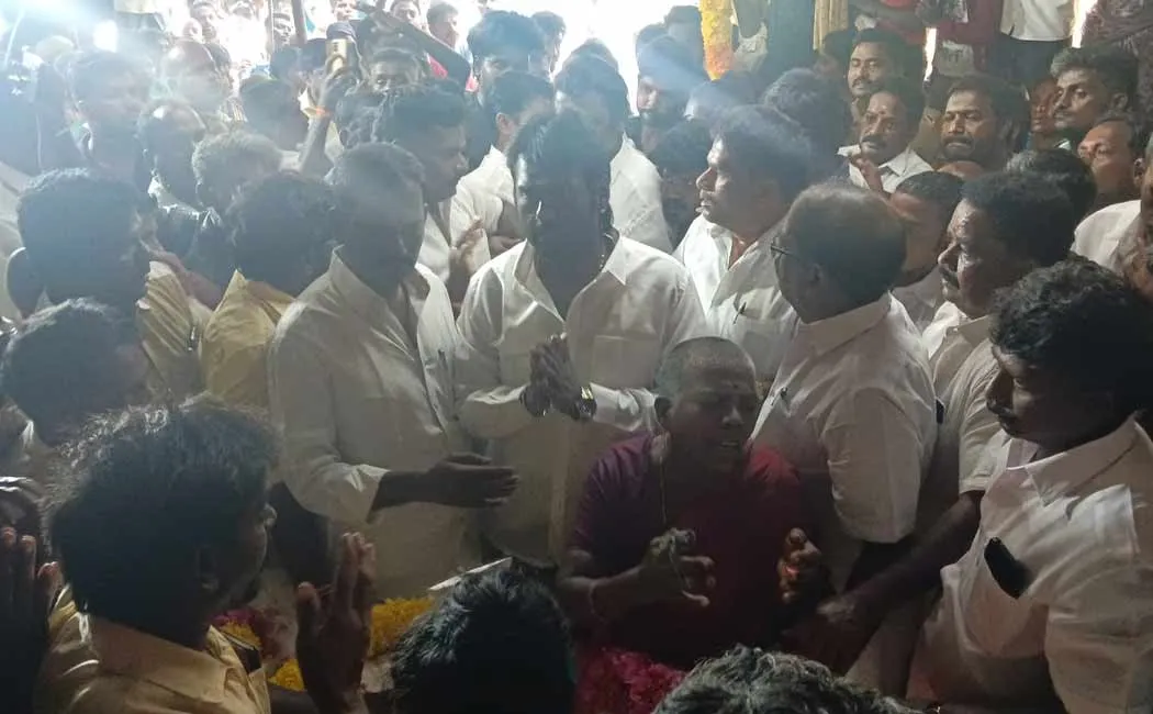 Vijaya Prabhakaran Tribute to  DMDK Executive by Electric Pole
