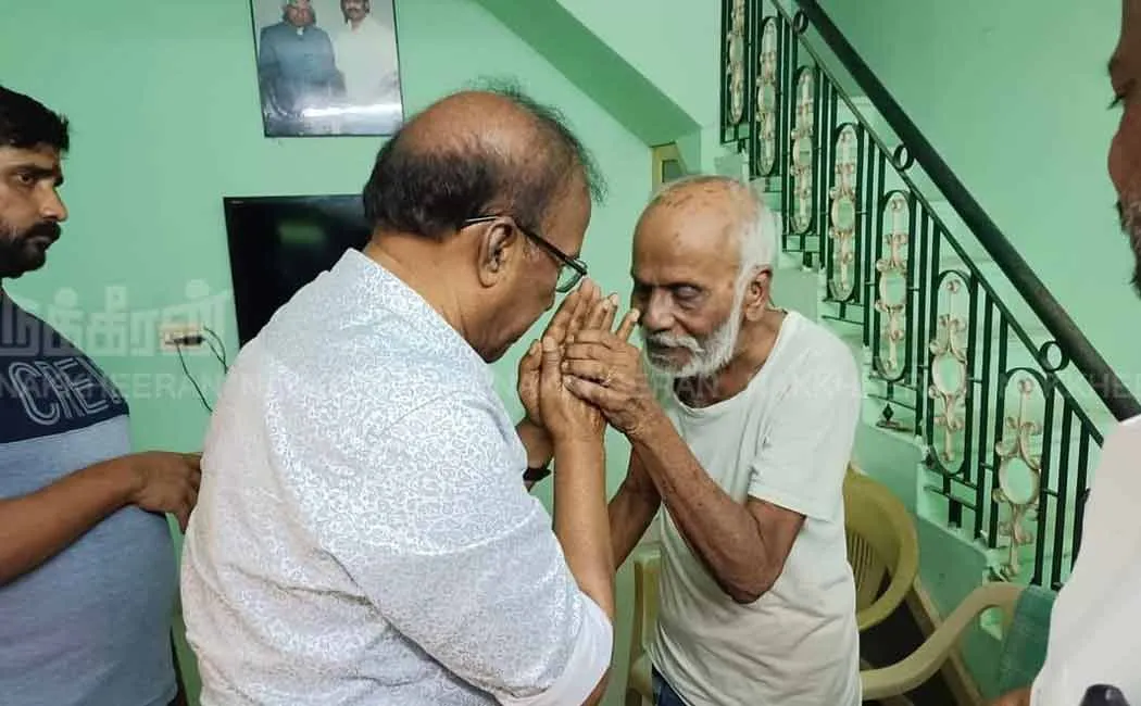 After 68 years,  retired IAS visited his 93-year-old teacher and fell at his feet