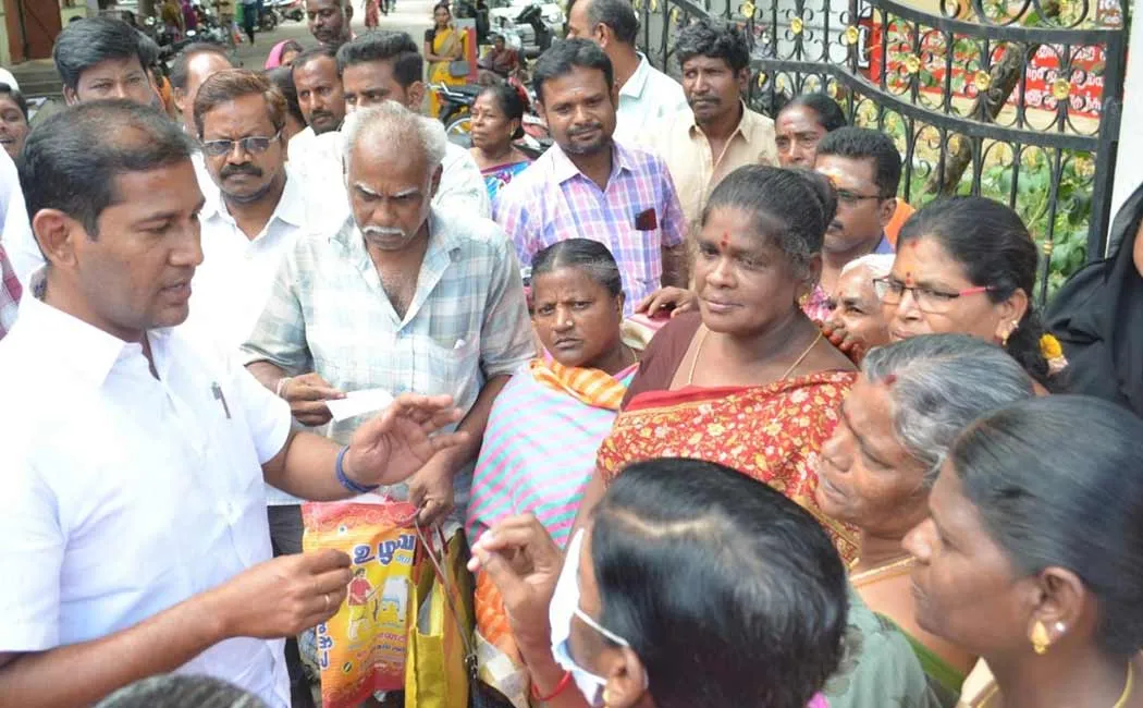 Women suddenly blocked the road demanding magalir urimai thogai