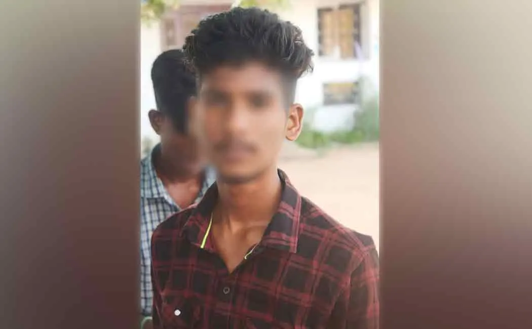  student who was waiting to go to school was stabbed to passed away
