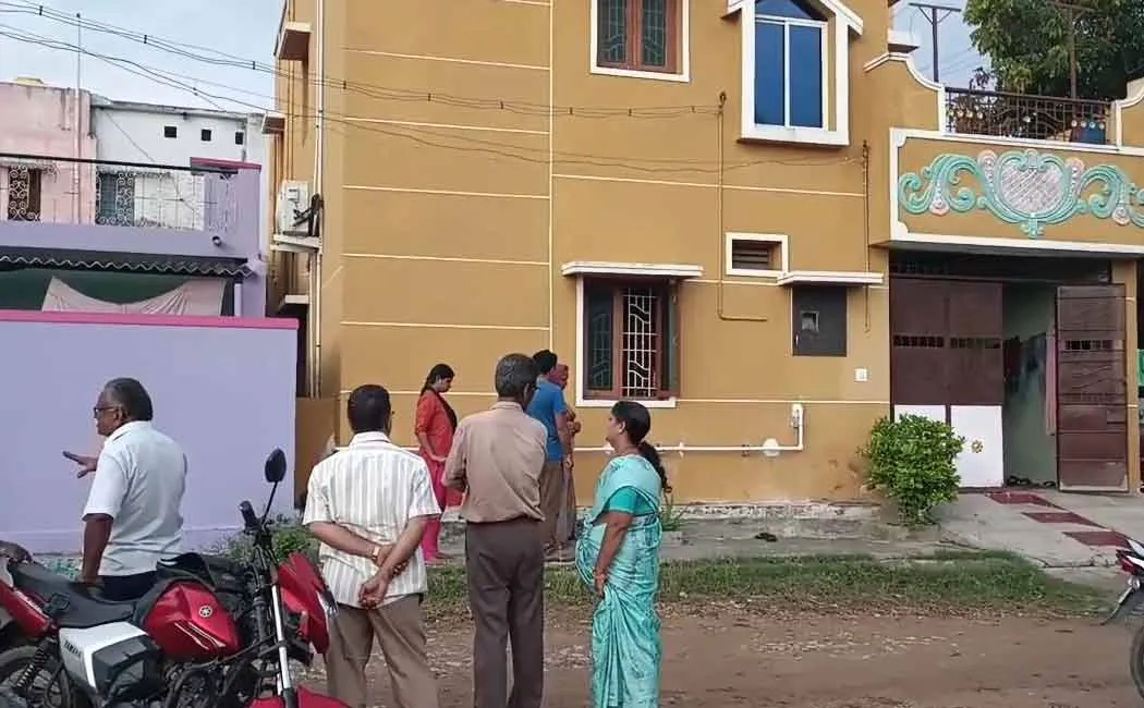 broke the lock  house and stole 40 pieces of jewelry and 9 lakhs  