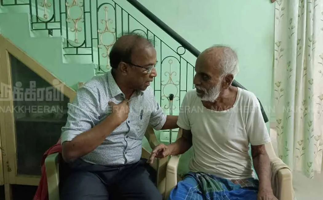 After 68 years,  retired IAS visited his 93-year-old teacher and fell at his feet