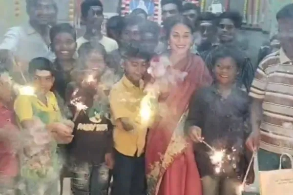 aishwarya rajinikanth celebrates diwali by gifting dress to helpless people