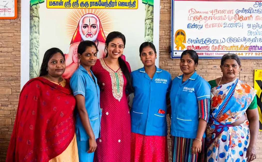 siddhi idnani meets old age home peoples 
