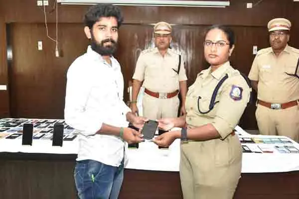 Sp recovered 120 stolen cell phones and handed them over to their owners.