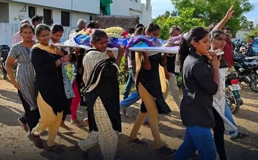 women who carried the old woman's body to   cemetery