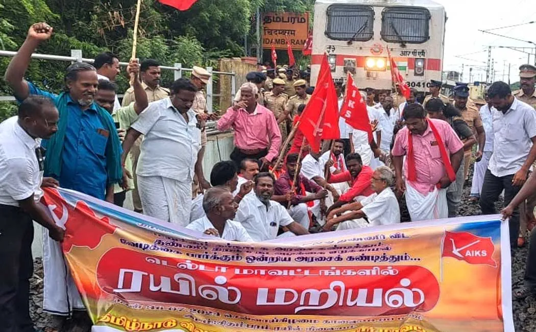 Train picket struggle in Chidambaram over Cauvery issue