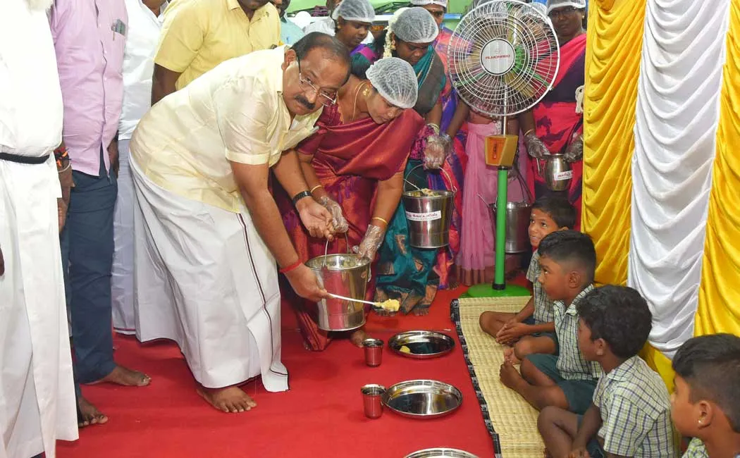 Minister sakkarapani said  Breakfast scheme to reduce the workload of mothers