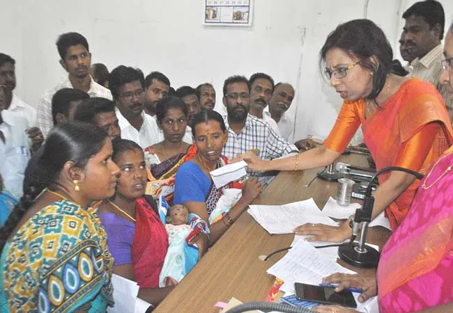 pudukkottai one women going to collector office need to help 5 childrens, not foods ,not home