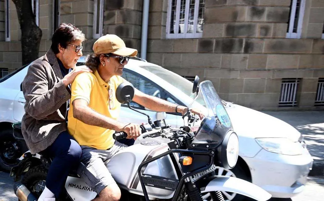Amitabh Bachchan takes lift from fan on bike to reach shoot 