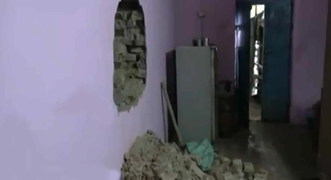  The side wall of a jewelry shop was broken into and looted