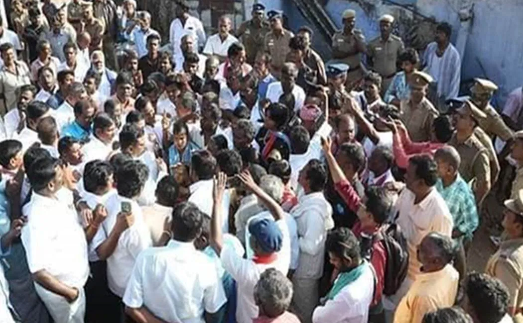 People are going to block MLA Kumarakuru home