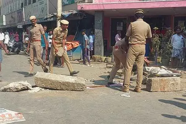 struggle of people claiming that driver was incident by policemen in Tenkasi