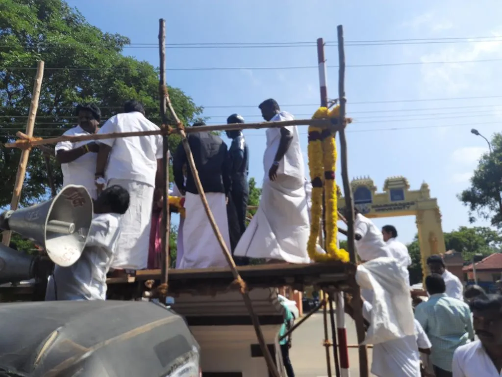 admk MLAs to wear a new Garland to mozhi por thiyakikal