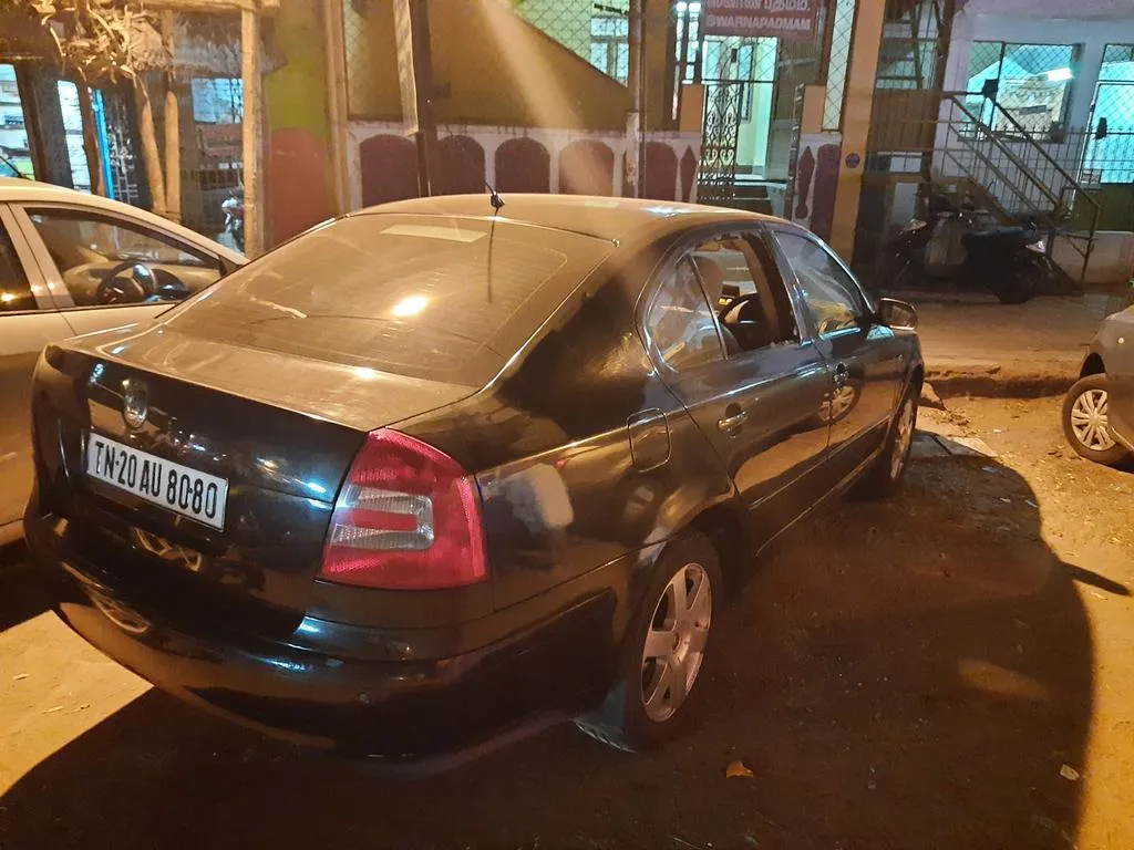  Two arrested for breaking car glasses
