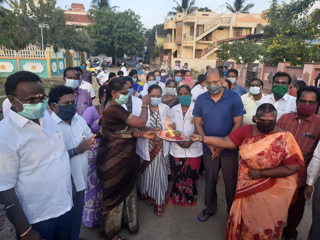  Doctor and nurses near Chidambaram, sprinkle poo, and greet them