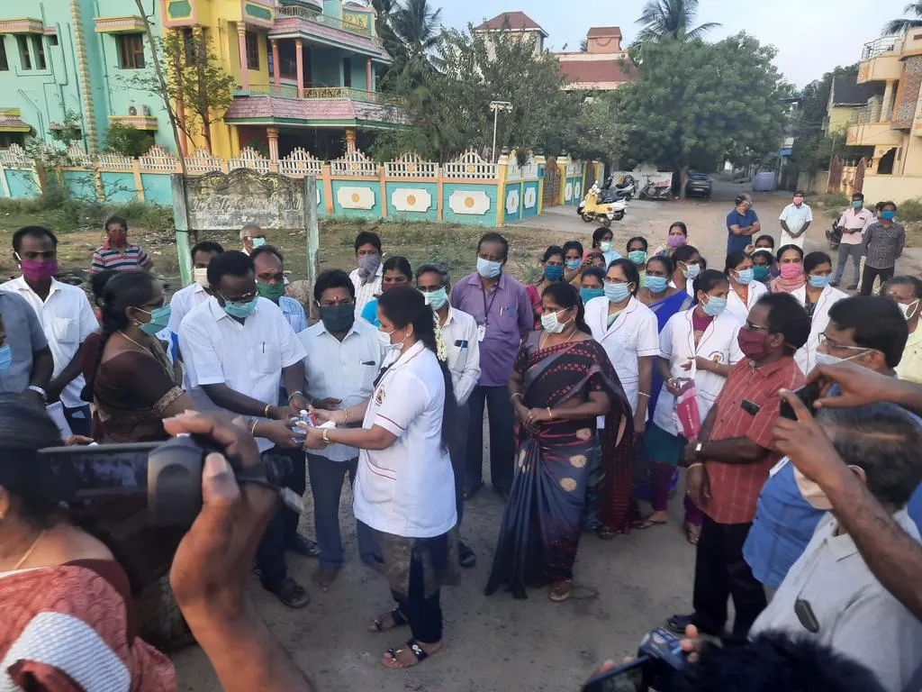  Doctor and nurses near Chidambaram, sprinkle poo, and greet them