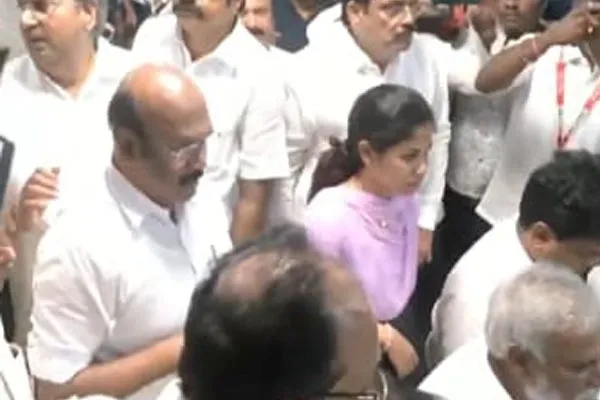 Argument between AIADMK and DMK while filing nomination 
