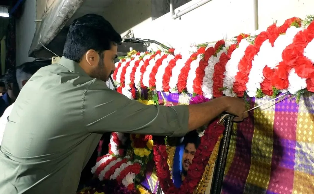  Karthi paid tribute to his fan 