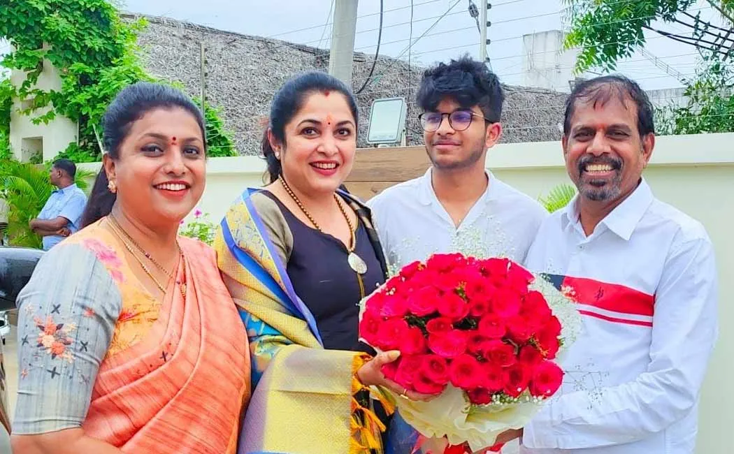 ramya krishnan meets roja 