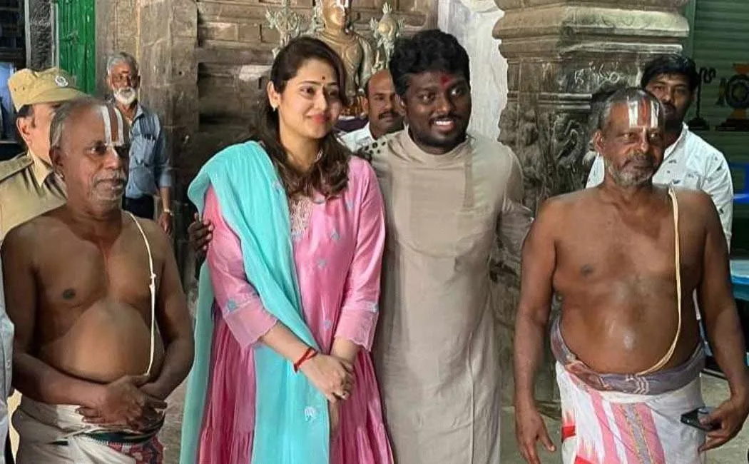 atlee visit temple in thiruvarur with his wife 