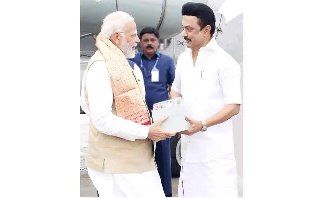 Ponni's Selvan presented the Chief Minister to the Prime Minister