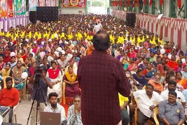central govt decision to give 4,500 Vande Bharat trains to private individuals is alleged