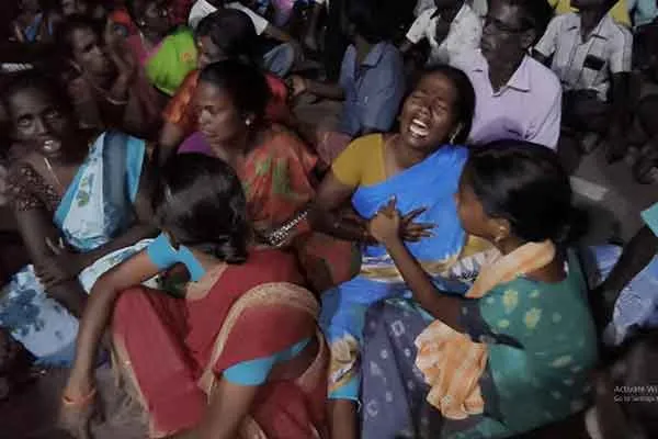 struggle of people claiming that driver was incident by policemen in Tenkasi