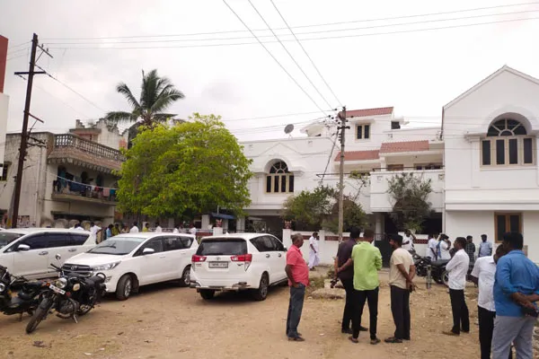 enforcement department raided the house of former Viralimalai Vijayabaskar MLA