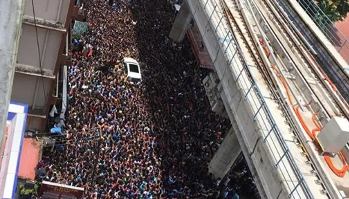 sunny crowd