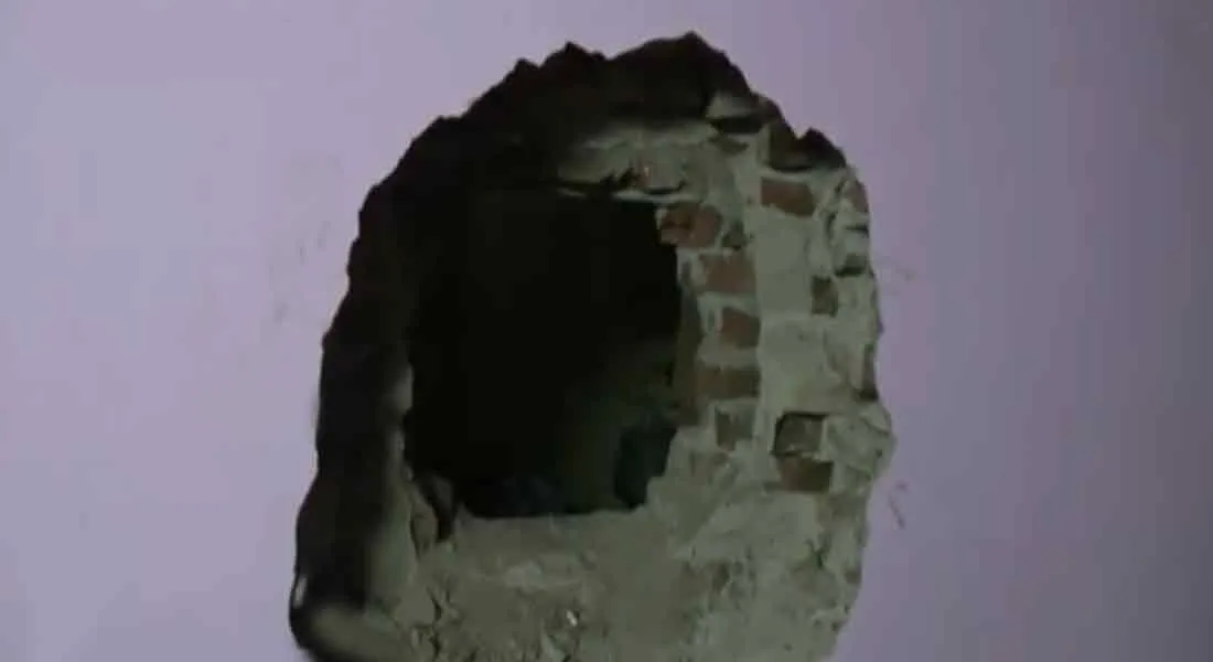  The side wall of a jewelry shop was broken into and looted