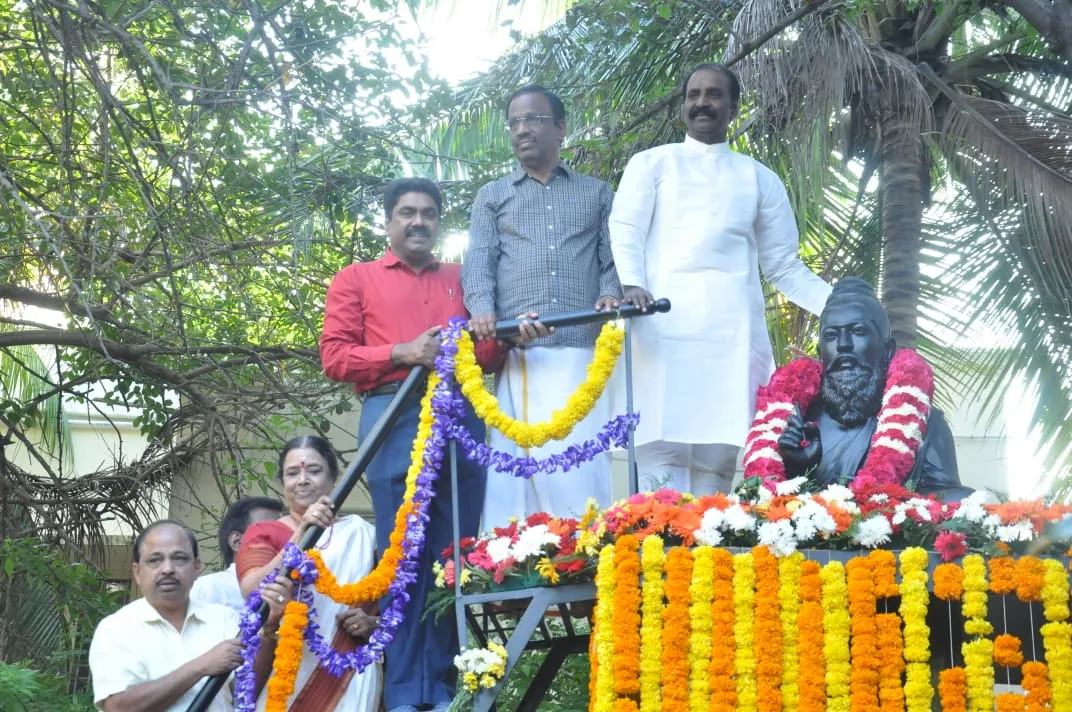 Vairamuthu-Thiruvalluvar