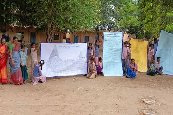 Students who drew images of Thiruvalluvar and Kalaignar in Thirukkural 