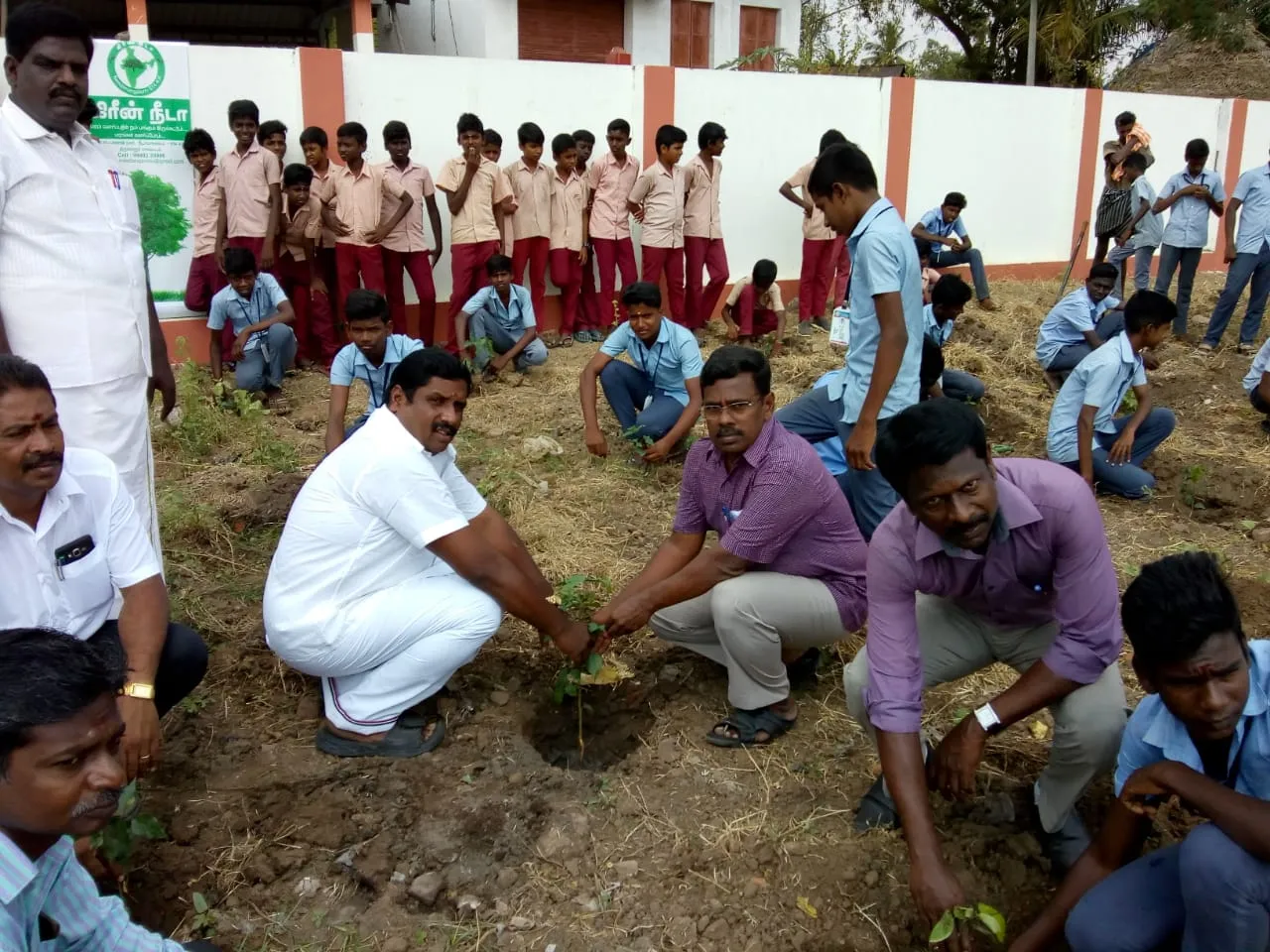 Students who sow trees in honor of the soldiers ...