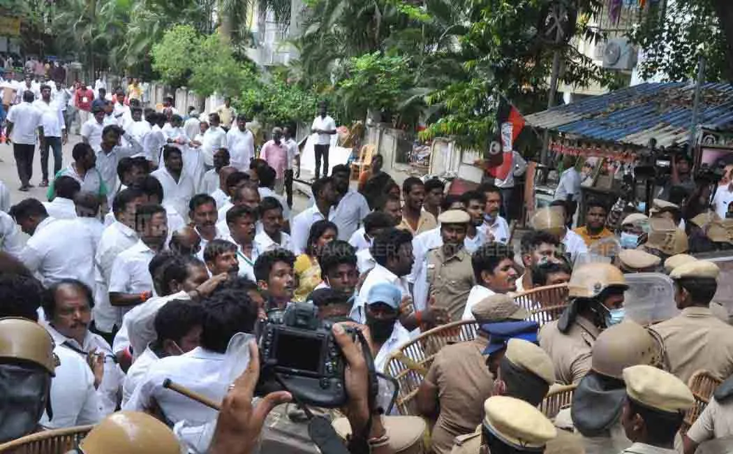 Clash near AIADMK office 400 people booked